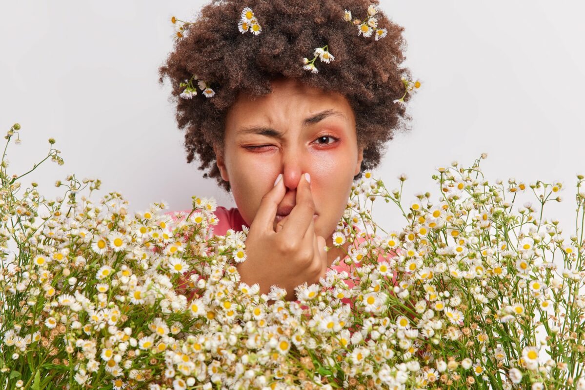 mujer tiene problemas respirar tiene nariz sufre alergia manzanilla tiene gran ramo flores tiene ojos enrojecidos 1